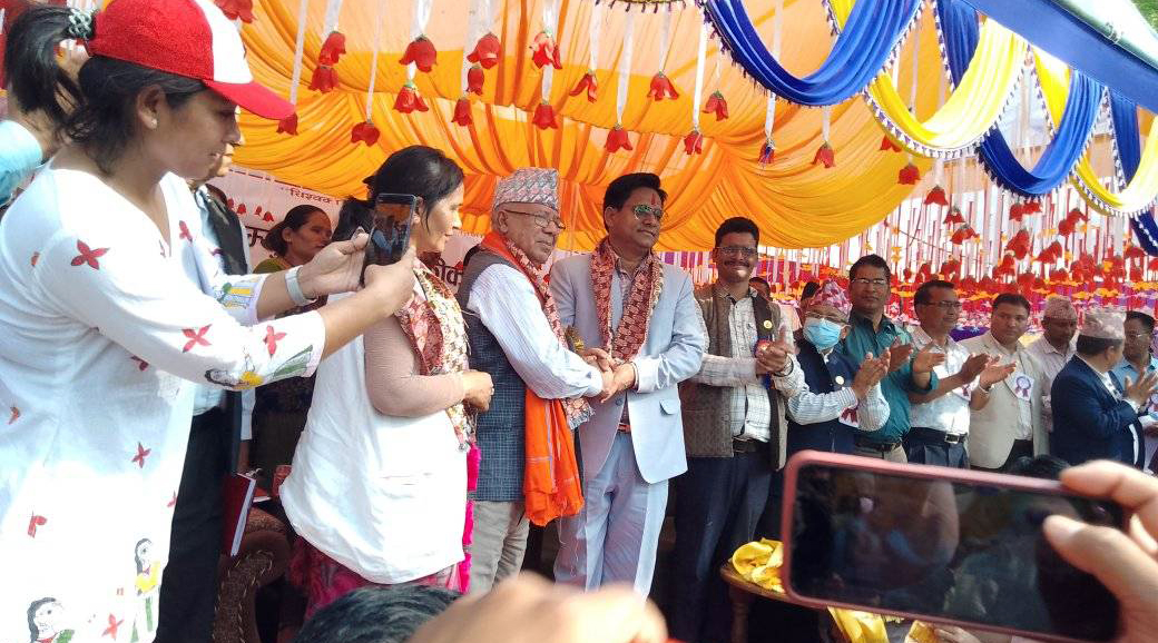 एमालेबाट निर्वाचित मेयर दलबलसहित समाजवादीमा प्रवेश, माधव नेपालले गरे स्वागत