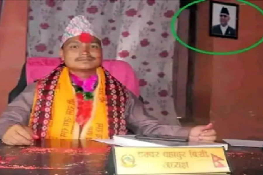 गाउँपालिका अध्यक्षको कार्यालयमा केपी ओलीको फोटो !