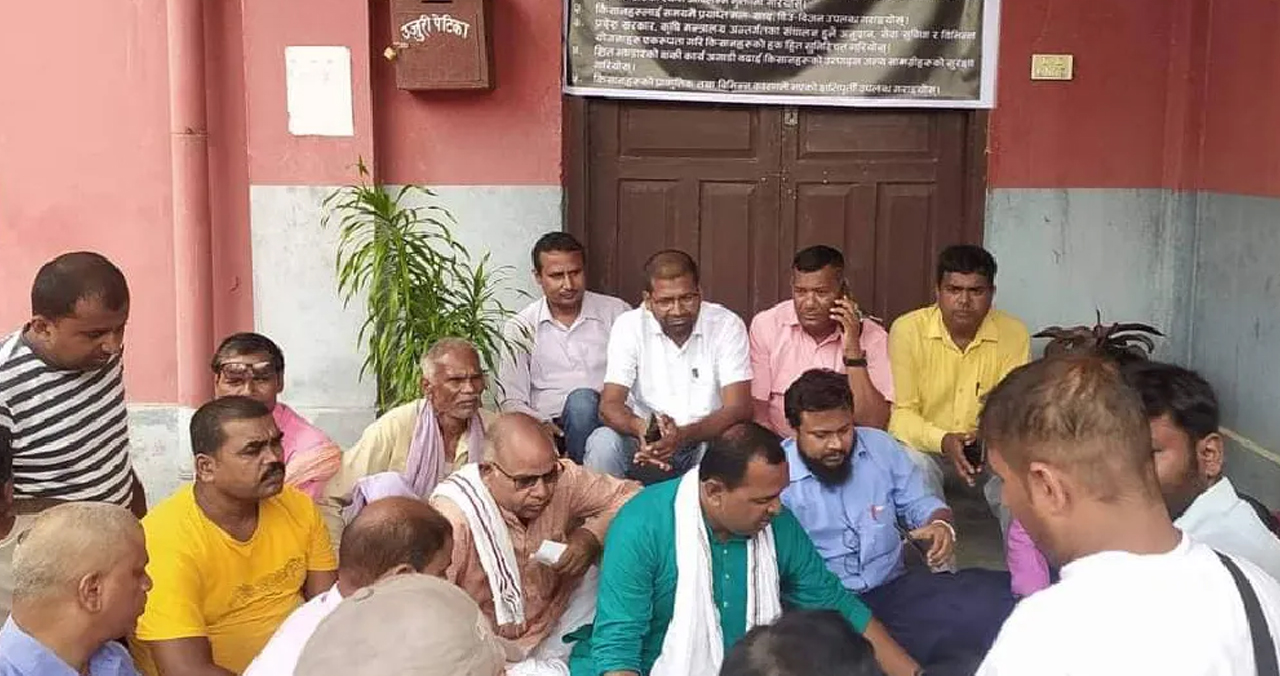 सरकारका विरुद्धमा किसानहरूले चाले कठोर कदम, कृषि मन्त्रालयमै ठोकिदिए भोटे ताल्चा !