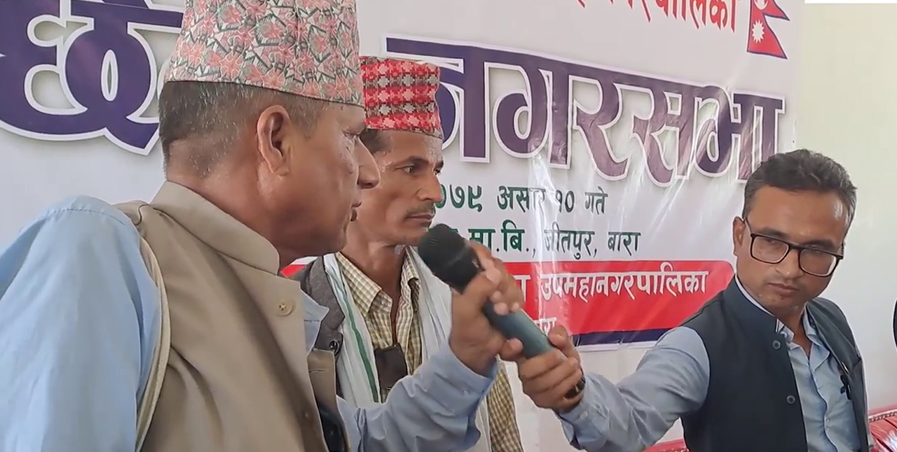 माओवादीका मेयरको वितण्डा, नगर सभामा उपमेयर बोल्दाबोल्दै माइक थुते !