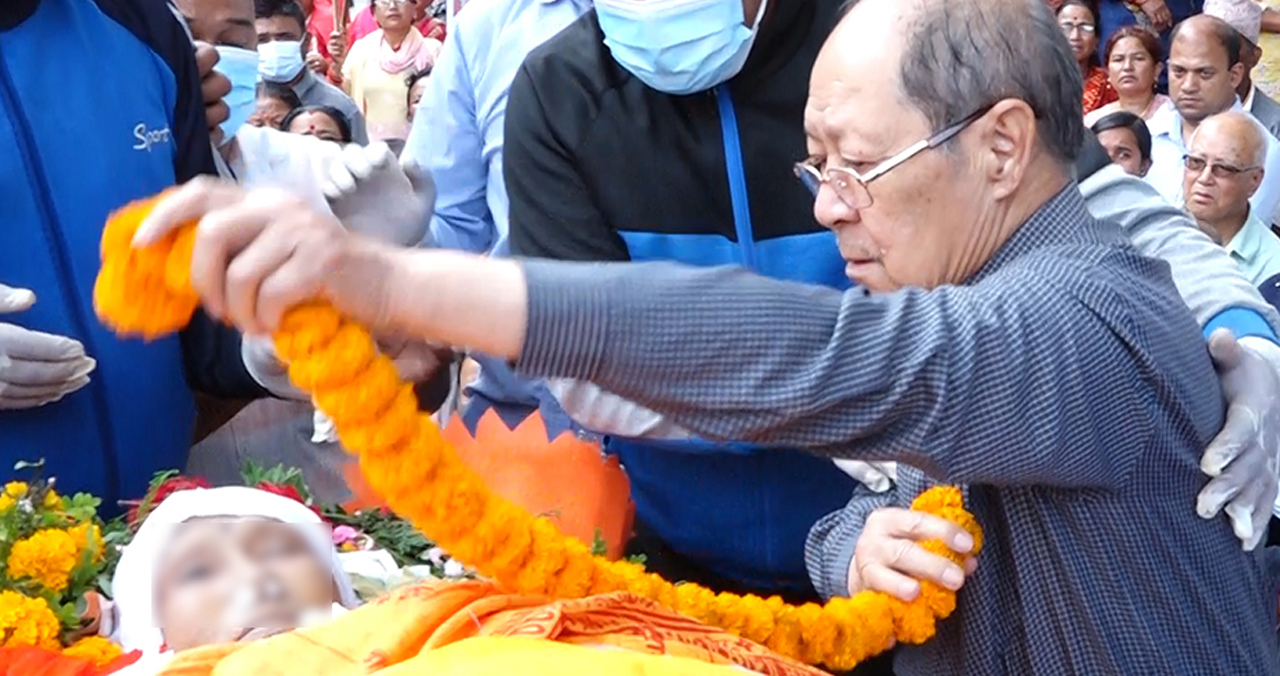 विजुक्छेंलाई पत्नी वियोग, सारा भक्तपुरबासीलाई रुवाएर बिदा भइन् शोभा !