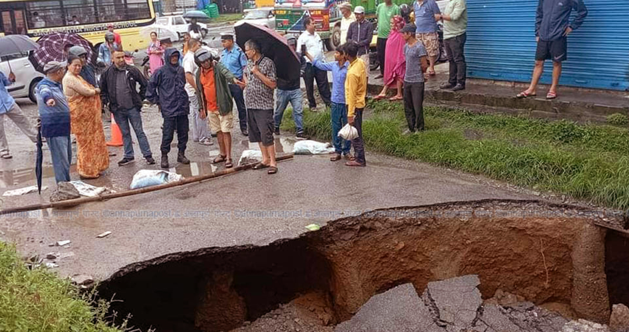 पोखरामा सडकसँगै घर भासियो !