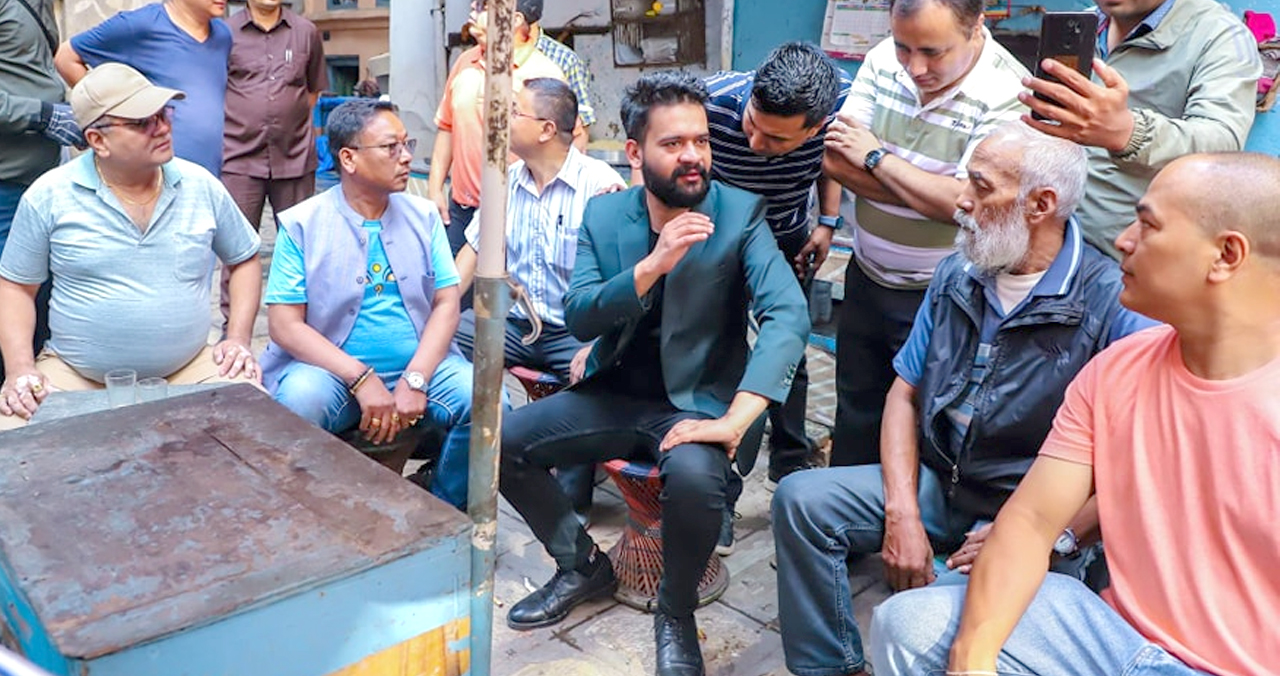 फिल्डमा आफै उत्रिए बालेन, बाटोमा ब्यापार गर्नेहरुलाई हात जोड्दै यसो भनेपछि झनै चुलियो चर्चा ! (भिडिओसहित)