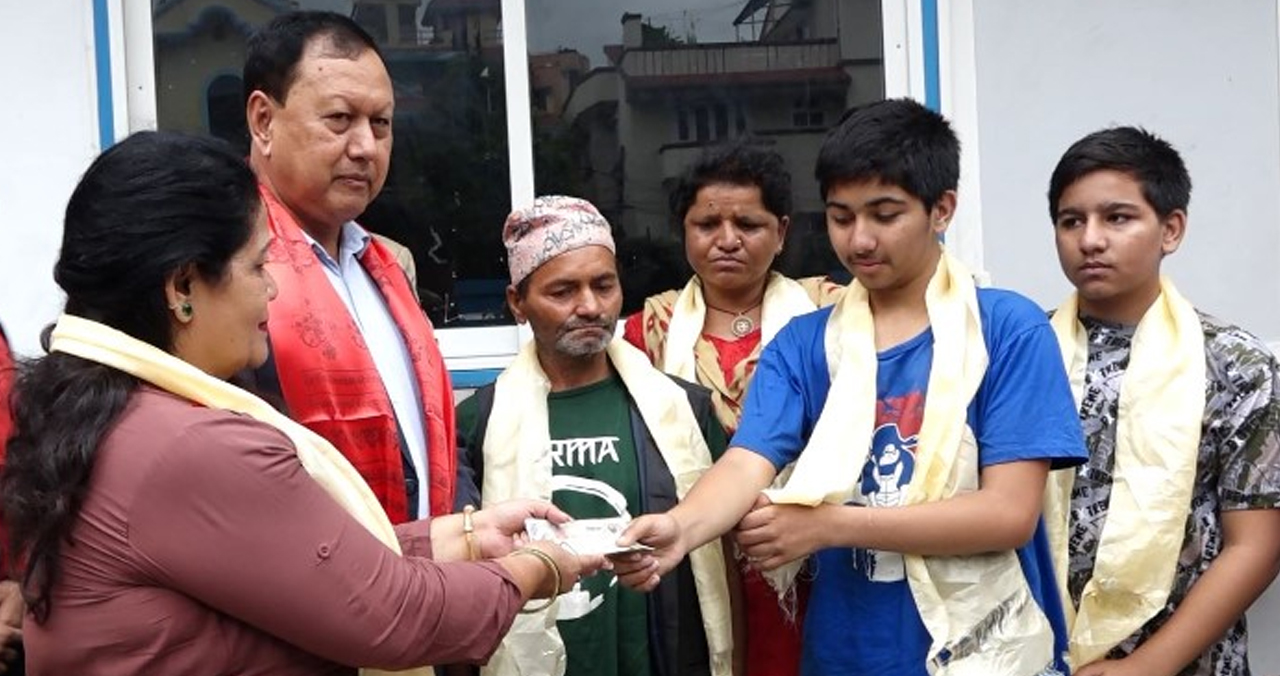 सडकमा मकै बेच्ने चेतेन्द्र दम्पतिलाई आयो अर्को ठुलो सहयोग