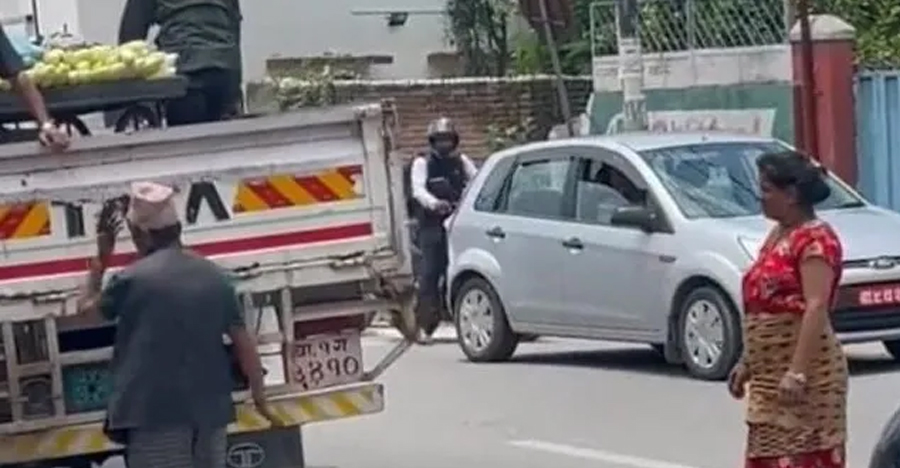 सडकमा मकै पोल्ने दम्पत्तीको भाग्य खुल्यो, भयो नसोचेको चमत्कार (भिडियोसहित)