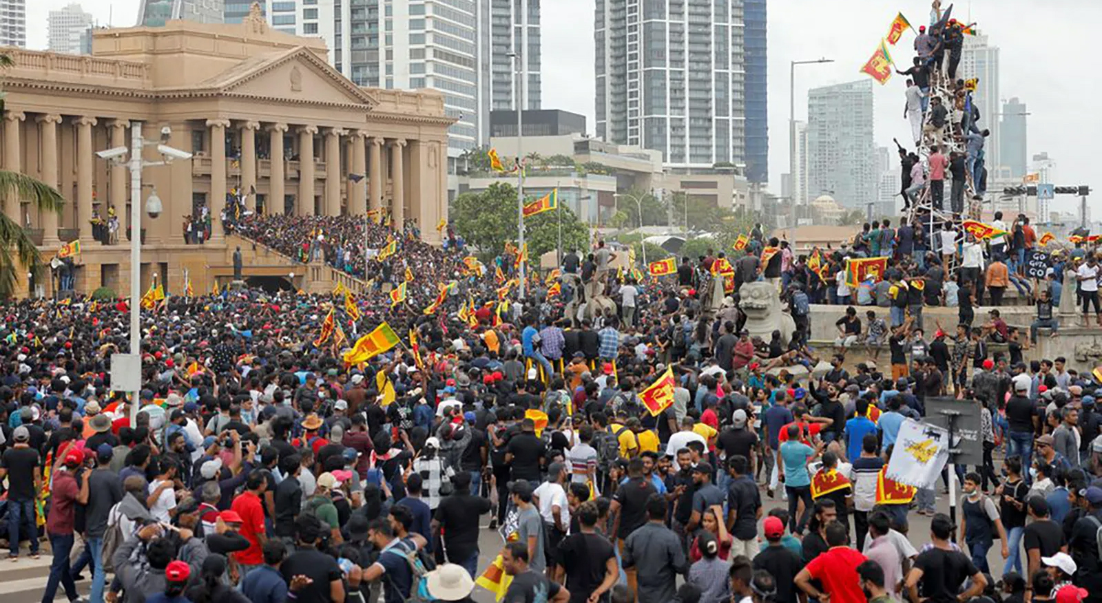 राष्ट्रपति निवास भित्र छिरेका प्रदर्शनकारीले देखाए यस्तो अनौठो हर्कत, विश्वकै ध्यान खिच्यो !