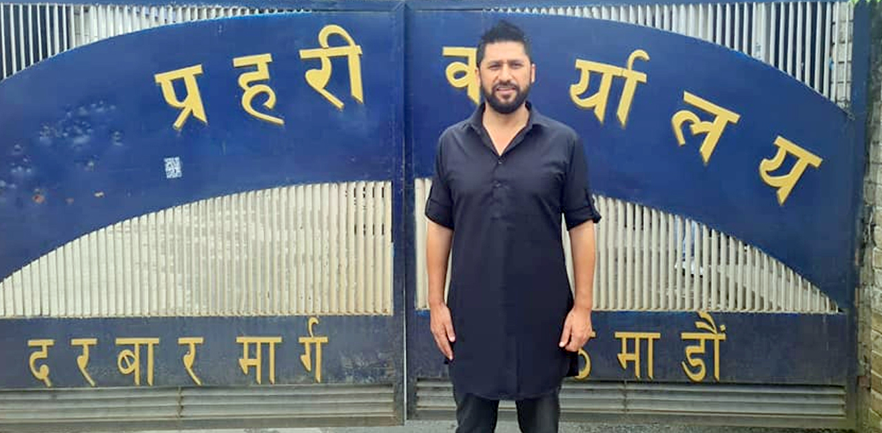 सुरक्षा गार्ड छुटेपछि रवि लामिछाने मन छुने गरी लेखेको स्टाटसले पिट्यो तहल्का, आखिर के लेखे त्यस्तो ! (स्टाटससहित)