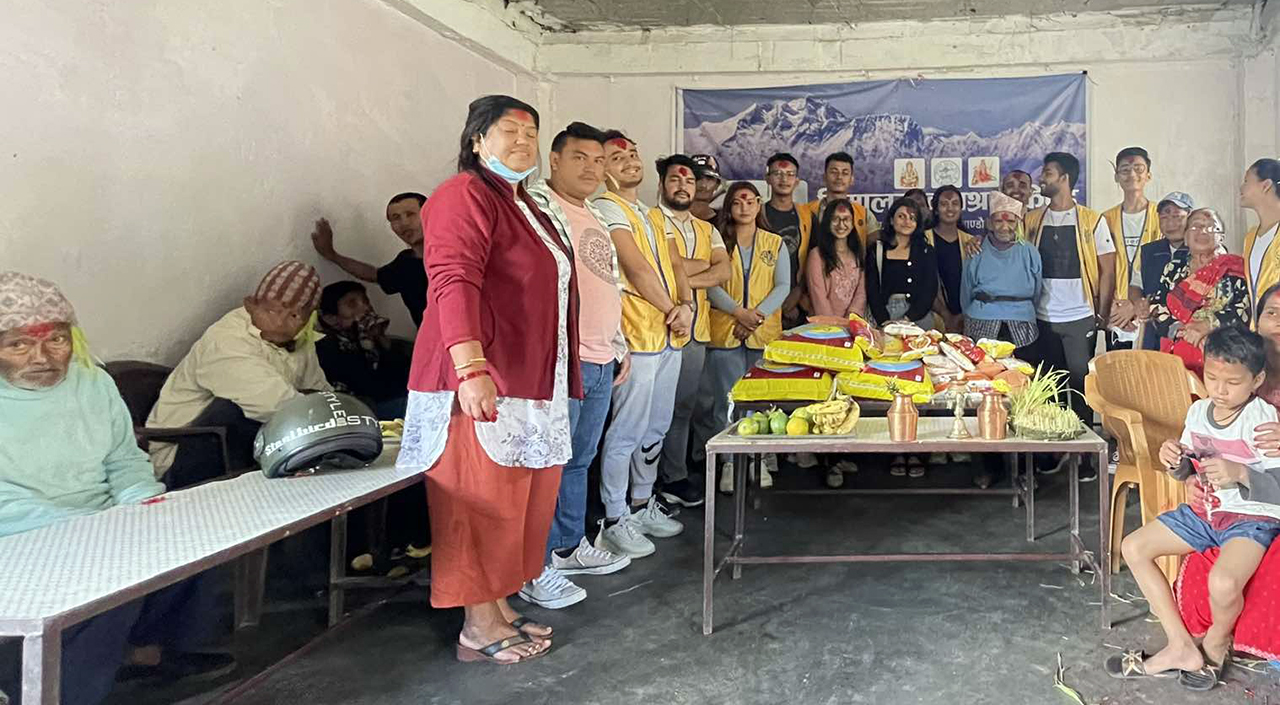 नेवा: पुच र काठमाडौँ क्रियटिभले गर्यो वृद्धाश्रमलाई खाद्यान्न सहयोग