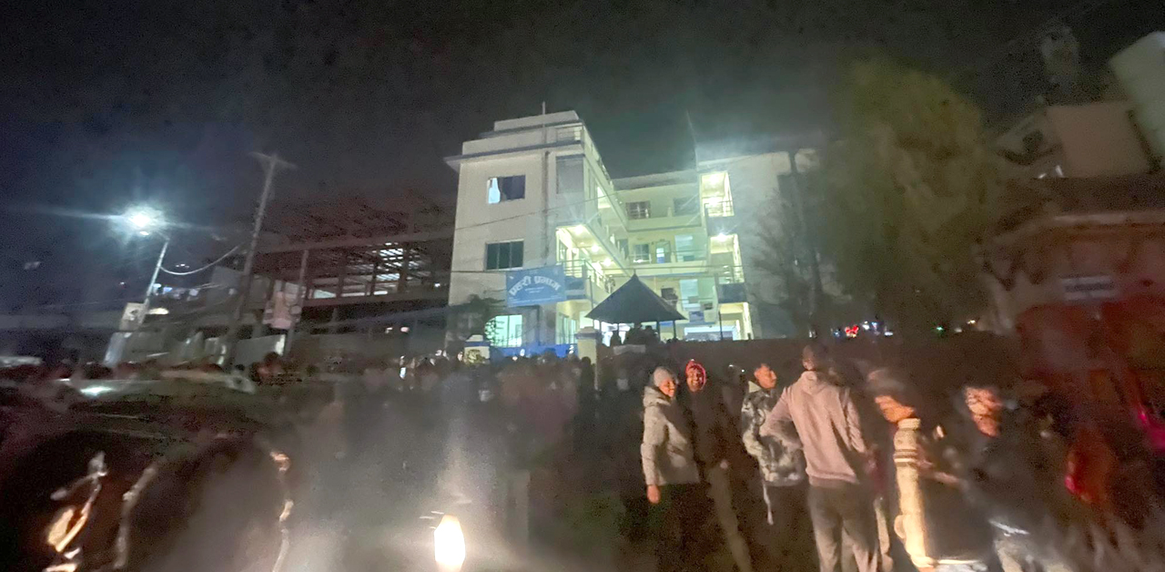 पैसा बाँडेको आरोपमा काठमाडौंमा एमालेका प्रदेश उम्मेदवार निरौलासहित ३ जना समातिए