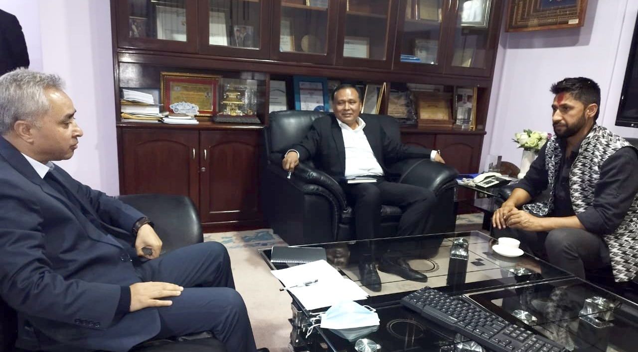 कुलमान घिसिङले दिए रवि लामिछानेलाई दरिलो साथ, चितवनवासीमा छायो झनै खुसीयाली !
