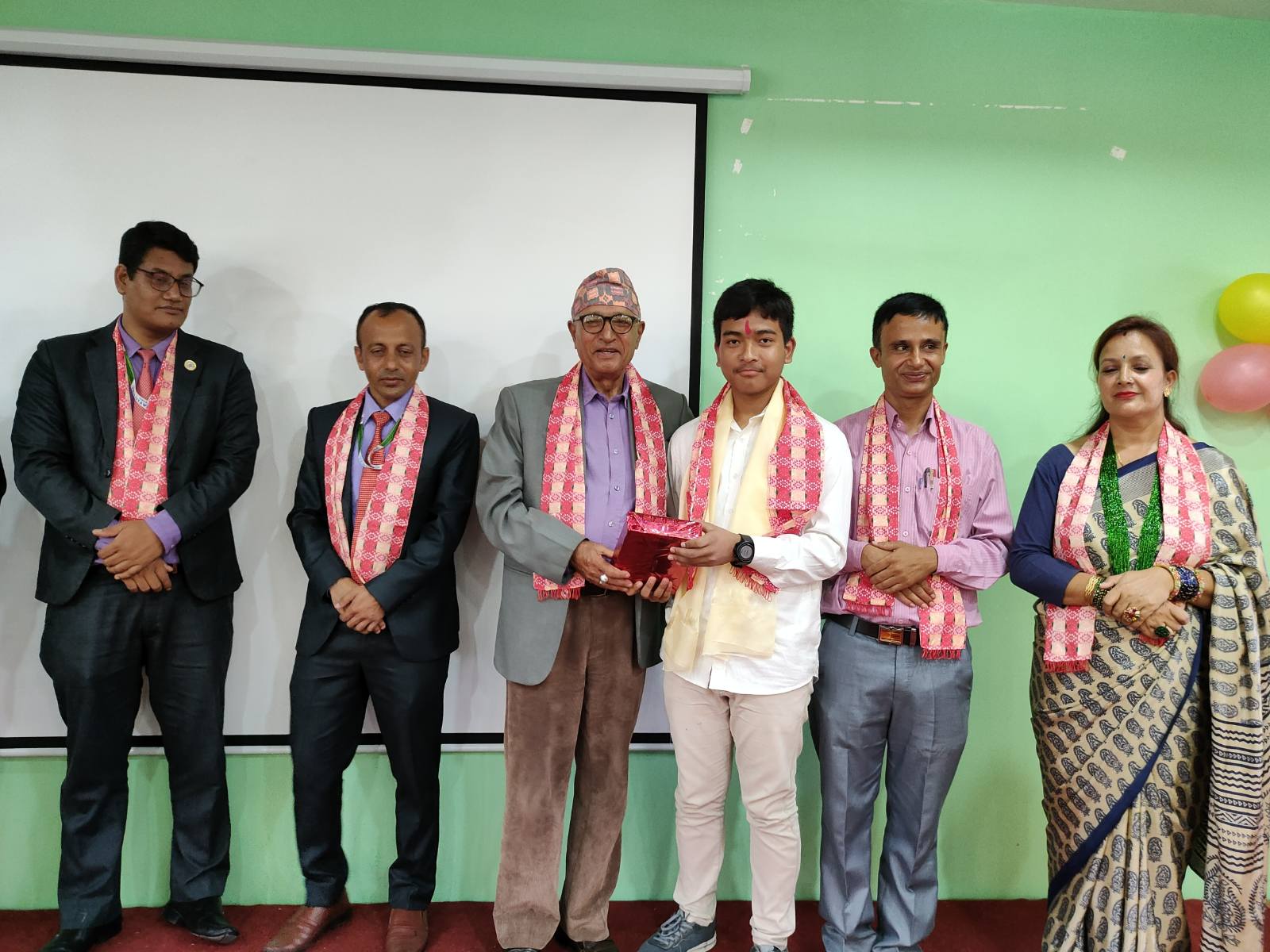 नेसनल युनाइटेड स्कूलले गर्यो एसइई उत्तीर्ण विद्यार्थीहरूलाई सम्मान (तस्बिरसहित)