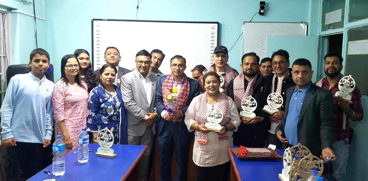 प्रिन्सिपल कोइरालाको स्वरमा नयाँ गीत ‘मुसुक्क हाँस्दा’ सार्वजनिक (भिडियो सहित)