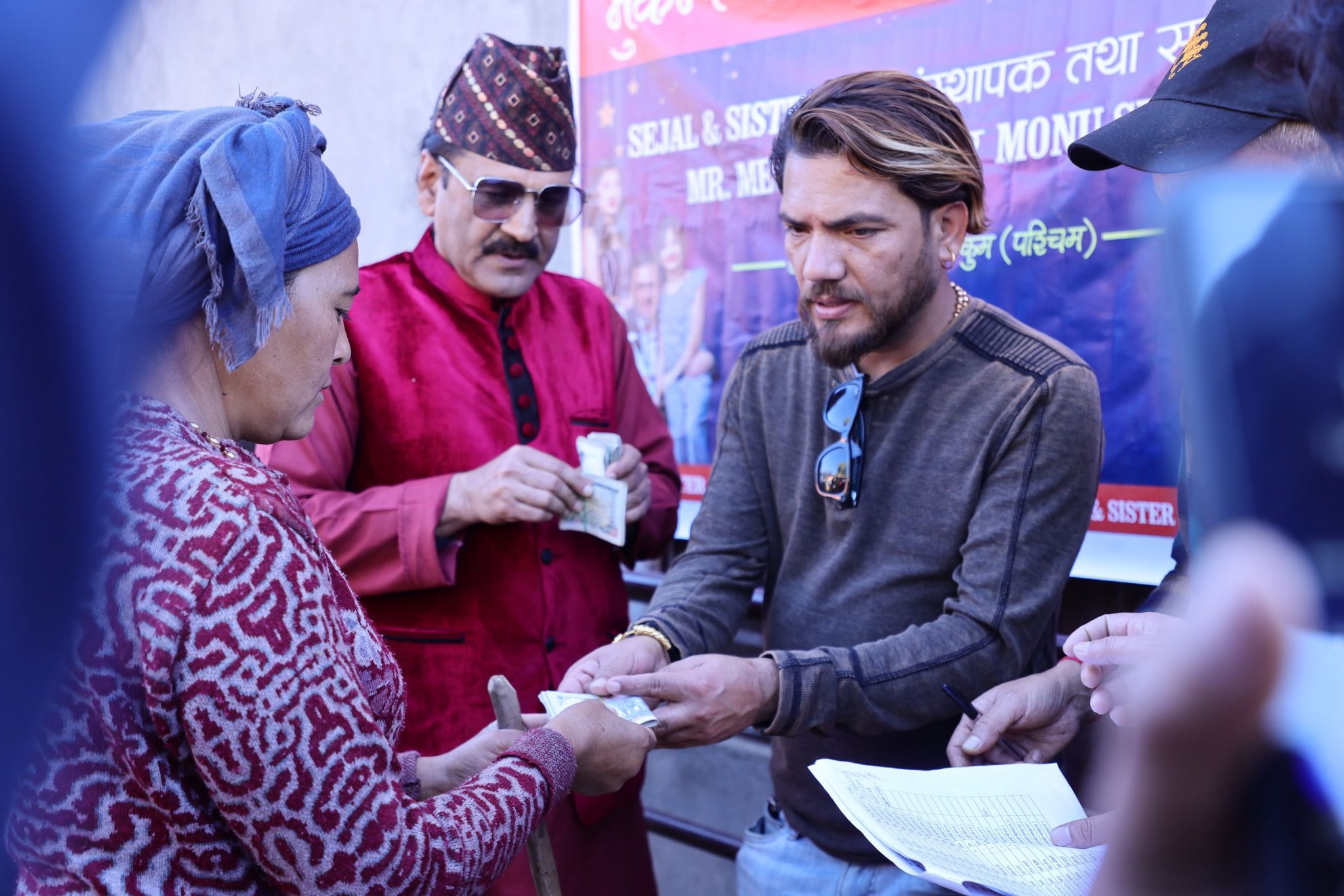 मेघ सुवेदीले गरे भुकम्प पिडितलाई २५ लाख नगद सहयोग