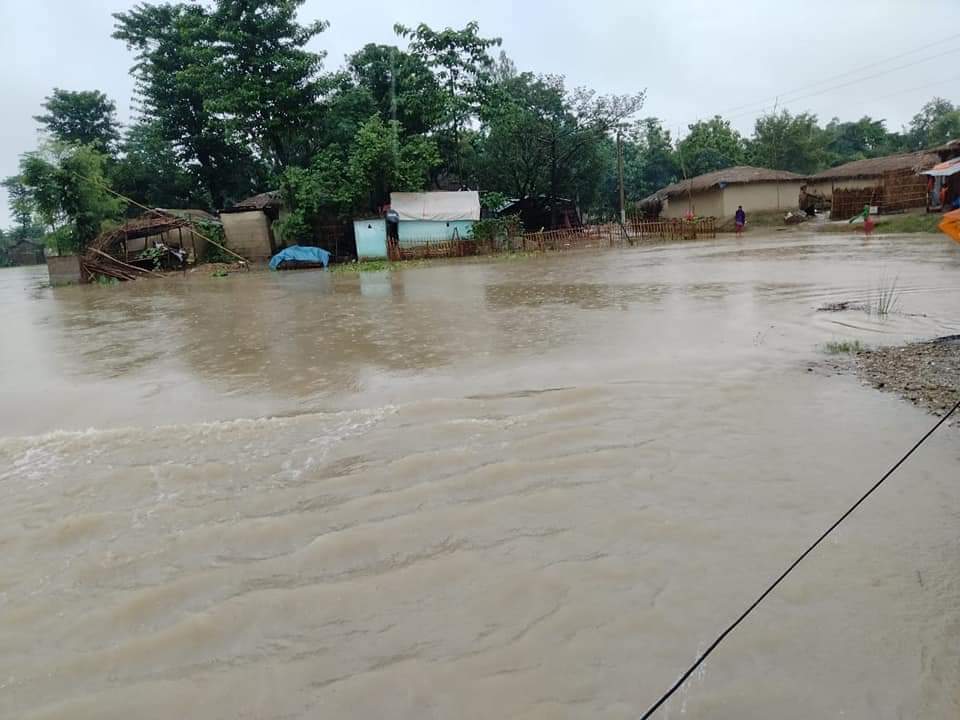 कमला नदीमा फसेका तीन जनाको उद्धार