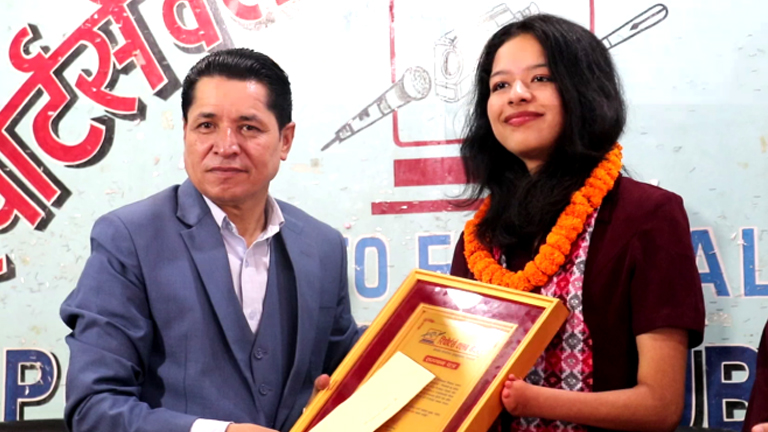 रिपोर्टर्स क्लब नेपालद्वारा एक लाख पुरस्कारसहित प्यारालम्पिकमा काश्य पदक विजेता पलेशा गोबर्धन सम्मानित