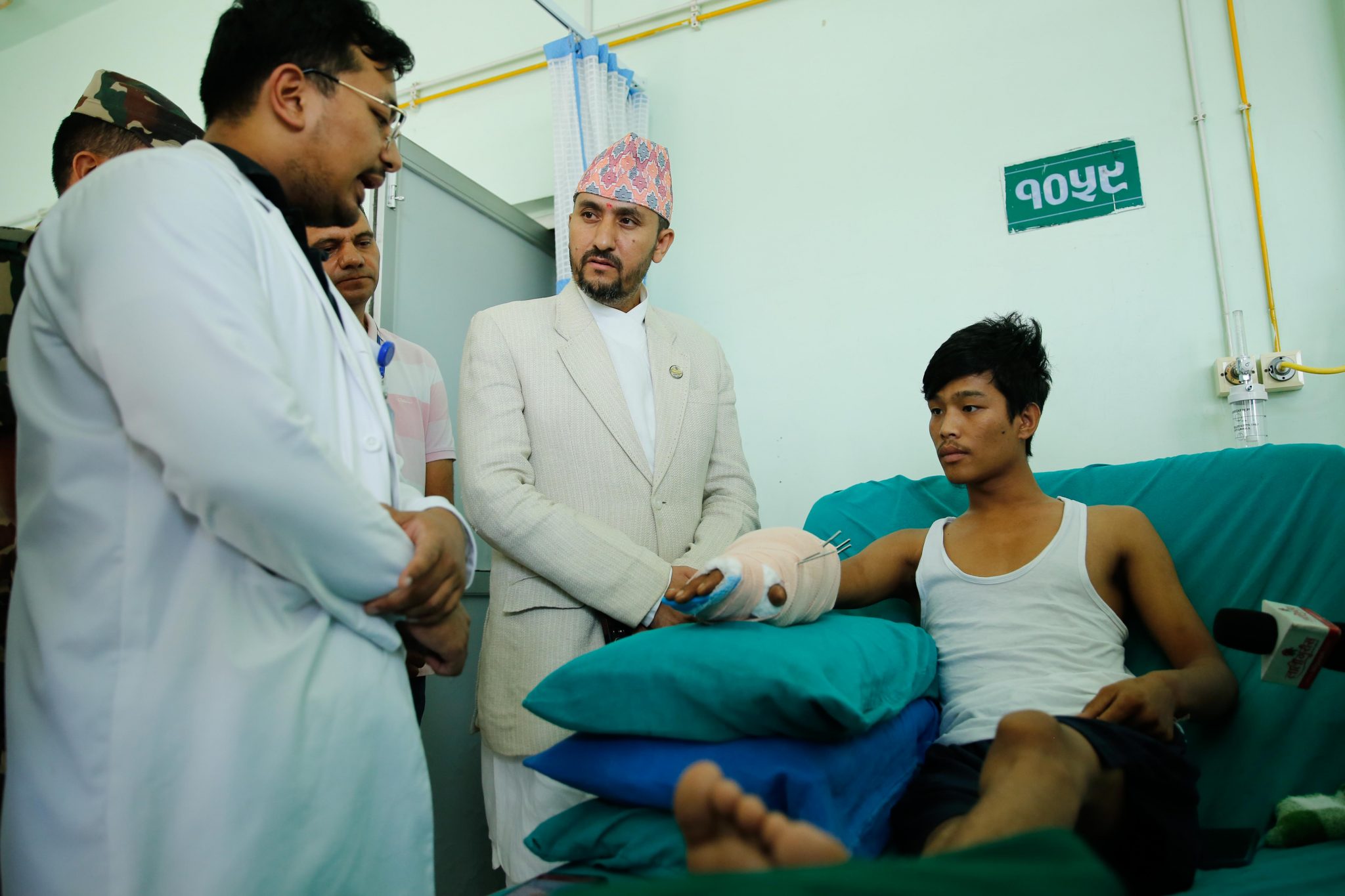 जेन जी आन्दोलनका घाइते भेट्न अस्पताल पुगे सञ्चारमन्त्री खरेल