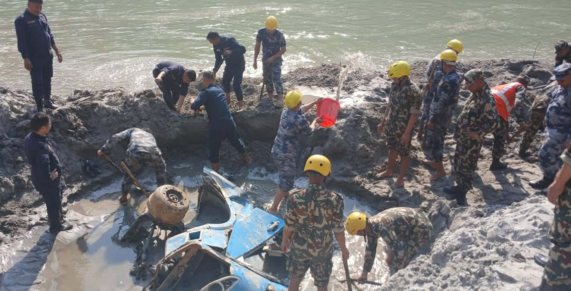 त्रिशुली किनारमा आज पनि गाडी उत्खनन गरिँदै